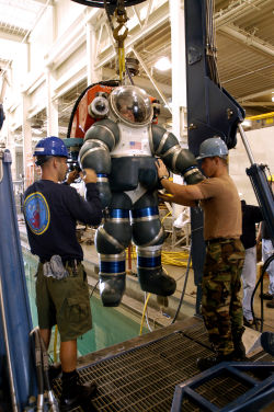 Atmospheric Diving Suit della USNavy in fase di addestramento